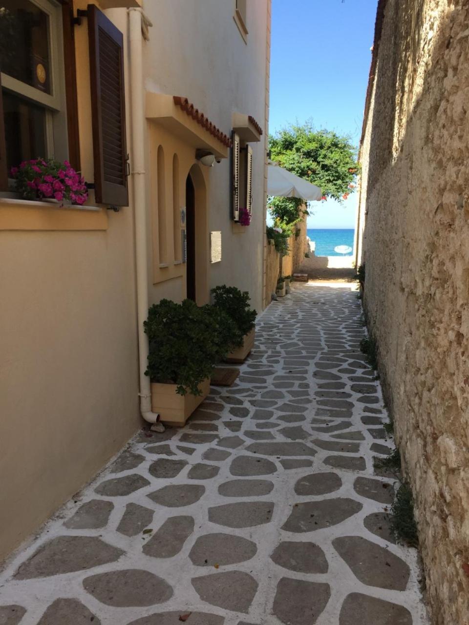 Asterias Studios & Apartments カリヴェス エクステリア 写真
